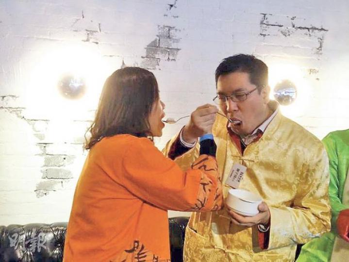 喺情人節兼元宵呢個佳節,新民黨東區區議員謝子祺(右)同公民力量區議員陳敏娟(左)互餵湯圓,寓意結盟咁話。(何曉勤攝) 喺情人節兼元宵呢個佳節,新民黨東區區議員謝子祺(右)同公民力量區議員陳敏娟(左)互餵湯圓,寓意結盟咁話。(何曉勤攝)