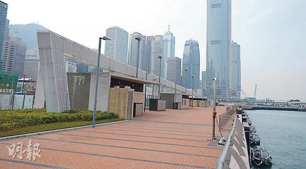 被改劃作軍事用途的中環海濱,已建成4座1層高、樓高4米的小型建築物,昨仍有圍欄圍封,市民要繞路行過。(葉家豪攝) 被改劃作軍事用途的中環海濱,已建成4座1層高、樓高4米的小型建築物,昨仍有圍欄圍封,市民要繞路行過。(葉家豪攝)