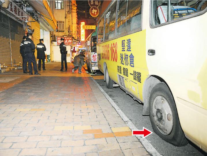 荃灣川龍街一帶有18輛專線小巴被人刺破車胎刑毁（箭嘴示），大批警員趕到現場調查。（蔡方山攝）