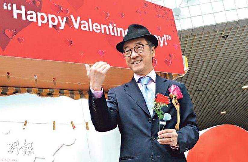 昨日西方情人節適逢元宵佳節,科大校長陳繁昌打扮成「情人」,向學生送花及心形朱古力,不少學生排隊要求拍照。(劉焌陶攝) 昨日西方情人節適逢元宵佳節,科大校長陳繁昌打扮成「情人」,向學生送花及心形朱古力,不少學生排隊要求拍照。(劉焌陶攝)