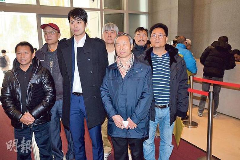 高永文昨與雞農代表及批發商開會,席間談及雞農可獲每隻超齡雞30元津貼的恩恤安排,但漁農界立法會議員何俊賢(前左二)表示業界不滿安排,承包商代表鄭展強(前左一)則不滿未獲賠償。(葉家豪攝)稱代表本地大部分雞農的新界養雞同業會入稟申請司法覆核,其理事長鄧煒麟(前左)由律師陪同到庭旁聽,離開時滿臉愁緒,又不斷稱趕時間,未有回答記者提問。(陳倢朗攝) 高永文昨與雞農代表及批發商開會,席間談及雞農可獲每隻超齡雞30元津貼的恩恤安排,但漁農界立法會議員何俊賢(前左二)表示業界不滿安排,承包商代表鄭展強(前左一)則不滿未獲賠償。(葉家豪攝)稱代表本地大部分雞農的新界養雞同業會入稟申請司法覆核,其理事長鄧煒麟(前左)由律師陪同到庭旁聽,離開時滿臉愁緒,又不斷稱趕時間,未有回答記者提問。(陳倢朗攝)