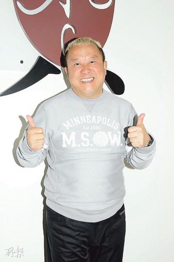 曾志偉對改選結果滿意,未來他會以永遠榮譽會長出席開會,給予意見。(攝影﹕孫華中)陳芷菁指某些人以為她想做會長,但她自認未夠資格亦從來沒想過要做。(攝影﹕孫華中)肥媽(左起)、苗僑偉、任達華和唐季禮擔任演協副會長。(攝影﹕孫華中)洪天明和太太周家蔚、錢嘉樂和太太湯盈盈也來投票。(攝影﹕孫華中) 曾志偉對改選結果滿意,未來他會以永遠榮譽會長出席開會,給予意見。(攝影﹕孫華中)陳芷菁指某些人以為她想做會長,但她自認未夠資格亦從來沒想過要做。(攝影﹕孫華中)肥媽(左起)、苗僑偉、任達華和唐季禮擔任演協副會長。(攝影﹕孫華中)洪天明和太太周家蔚、錢嘉樂和太太湯盈盈也來投票。(攝影﹕孫華中)