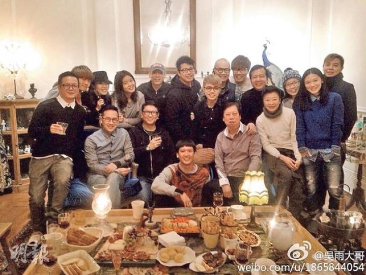 軒仔宴請吳雨及好友到家中開派對,同性緋聞男友關智斌亦在場。(微博圖片) 軒仔宴請吳雨及好友到家中開派對,同性緋聞男友關智斌亦在場。(微博圖片)