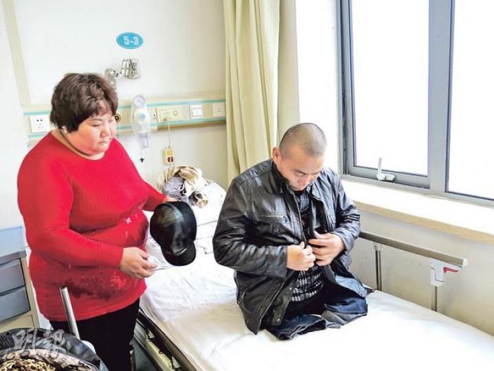 儘管行動不便,鄭艷良(右)還是堅持自己起牀、穿衣,不想麻煩妻子(左)。(果蕾攝) 儘管行動不便,鄭艷良(右)還是堅持自己起牀、穿衣,不想麻煩妻子(左)。(果蕾攝)