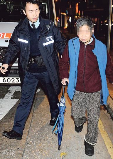帶着背囊及環保袋準備偷菜的姓鄧老婦(右),事敗後被警員拘捕,帶署扣查。(蔡方山攝) 帶着背囊及環保袋準備偷菜的姓鄧老婦(右),事敗後被警員拘捕,帶署扣查。(蔡方山攝)