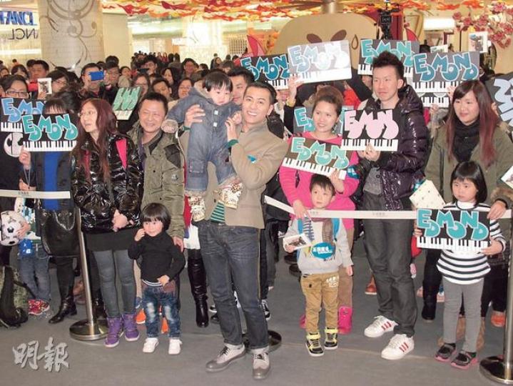 梁漢文笑言粉絲胎教仔女在肚入面聽他的歌,故好多小朋友喜歡其歌曲。(攝影/記者:鍾一虹) 梁漢文笑言粉絲胎教仔女在肚入面聽他的歌,故好多小朋友喜歡其歌曲。(攝影/記者:鍾一虹)