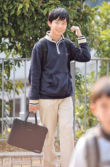 就讀弘立書院七年班的一名學生,被記者問及「無牌老師」一事時,表現得十分驚訝,說﹕「我完全不知道我們老師沒有註冊的事情,應該不會吧。」(盧翊銘攝)圖中不願透露姓名的女士,是弘立書院一年級學生的家長。她最初表示,理解非本地教師可能需要長時間才可辦齊註冊手續。當記者指出涉事教師可能已「無牌」超過半年後,她稱不擔心師資問題,相信只是行政失誤。(盧翊銘攝)記者上周在弘立書院門口,見到多名家長帶小朋友參加入學面試。圖中的小童父親聽說弘立書院有教師沒有在教育局註冊後,向記者表明有所顧慮,將向學校查詢,並重新考 就讀弘立書院七年班的一名學生,被記者問及「無牌老師」一事時,表現得十分驚訝,說﹕「我完全不知道我們老師沒有註冊的事情,應該不會吧。」(盧翊銘攝)圖中不願透露姓名的女士,是弘立書院一年級學生的家長。她最初表示,理解非本地教師可能需要長時間才可辦齊註冊手續。當記者指出涉事教師可能已「無牌」超過半年後,她稱不擔心師資問題,相信只是行政失誤。(盧翊銘攝)記者上周在弘立書院門口,見到多名家長帶小朋友參加入學面試。圖中的小童父親聽說弘立書院有教師沒有在教育局註冊後,向記者表明有所顧慮,將向學校查詢,並重新考
