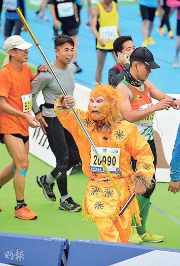 來自河北、以一身「孫悟空」打扮的內地跑手,比賽前提早兩小時化妝及穿衣,比賽時在賽道不停揮動金剛棒,結果誤擊一名男跑手致其額頭流血。(盧翊銘攝)戴上羅馬鬥士頭盔、披上紅色斗篷、手執重約1公斤長矛的10公里跑手孫先生(右),沿途被不少「粉絲」排隊合照。來自深圳的他說,希望透過鬥士裝扮傳遞崇尚自由、永不屈服的精神,揚言日後每場馬拉松都以此造型亮相。(鄧宗弘攝)首次來港參加渣馬的重慶男子周勇,昨在面頰畫上紅印,又穿上具重慶特色的紅色花朵圖案肚兜裝,表示希望香港人能同樣感受那種喜慶幸福的感覺。(鄧宗弘攝) 來自河北、以一身「孫悟空」打扮的內地跑手,比賽前提早兩小時化妝及穿衣,比賽時在賽道不停揮動金剛棒,結果誤擊一名男跑手致其額頭流血。(盧翊銘攝)戴上羅馬鬥士頭盔、披上紅色斗篷、手執重約1公斤長矛的10公里跑手孫先生(右),沿途被不少「粉絲」排隊合照。來自深圳的他說,希望透過鬥士裝扮傳遞崇尚自由、永不屈服的精神,揚言日後每場馬拉松都以此造型亮相。(鄧宗弘攝)首次來港參加渣馬的重慶男子周勇,昨在面頰畫上紅印,又穿上具重慶特色的紅色花朵圖案肚兜裝,表示希望香港人能同樣感受那種喜慶幸福的感覺。(鄧宗弘攝)