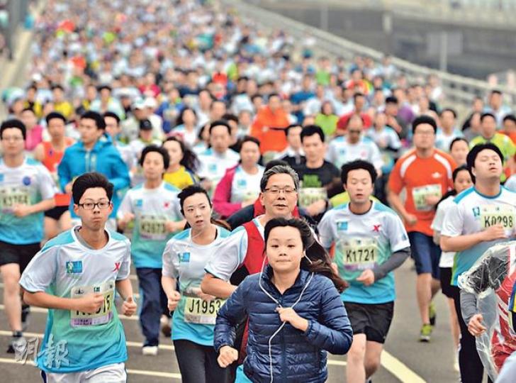 約6.5萬健兒昨晨無懼寒風,出戰渣打馬拉松全馬、半馬及10公里賽。圖為東區走廊上的10公里跑手。去年賽事有大量參賽者自拍的情况,昨已有所收斂,未致頻頻出現人撞人意外,大會亦指自拍情况「受到控制」。(盧翊銘攝)在天未光的清晨出戰渣馬10公里輪椅賽,健兒發揮體育精神奮力向前,但在大會要求選手限時到場「折回點」下,最終參賽6人中,4人因無法於限時到達而被迫退出。(盧翊銘攝)4名10公里輪椅賽選手因無法在指定時間前抵達終點前700米的折回點,被安排送上復康巴士(圖)前往維園終點。圖為「包山王」黎志偉無奈 約6.5萬健兒昨晨無懼寒風,出戰渣打馬拉松全馬、半馬及10公里賽。圖為東區走廊上的10公里跑手。去年賽事有大量參賽者自拍的情况,昨已有所收斂,未致頻頻出現人撞人意外,大會亦指自拍情况「受到控制」。(盧翊銘攝)在天未光的清晨出戰渣馬10公里輪椅賽,健兒發揮體育精神奮力向前,但在大會要求選手限時到場「折回點」下,最終參賽6人中,4人因無法於限時到達而被迫退出。(盧翊銘攝)4名10公里輪椅賽選手因無法在指定時間前抵達終點前700米的折回點,被安排送上復康巴士(圖)前往維園終點。圖為「包山王」黎志偉無奈