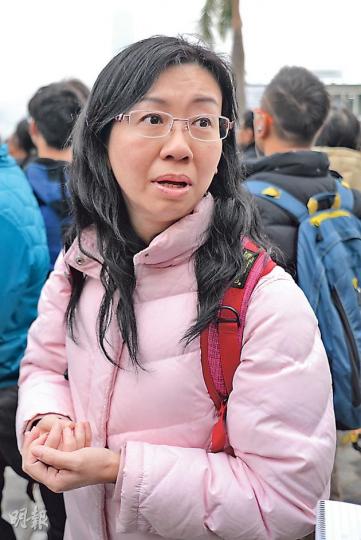 剛復課的林慧思老師(圖)昨到場支持「驅蝗行動」,說學校給她空間參與一般遊行活動。(葉家豪攝) 剛復課的林慧思老師(圖)昨到場支持「驅蝗行動」,說學校給她空間參與一般遊行活動。(葉家豪攝)