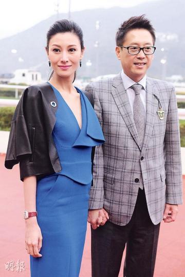 穿上藍色裙的李嘉欣明艷照人,與老公許晉亨十指緊扣現身馬場曬恩愛。(攝影﹕娛樂組)李嘉欣與老公許晉亨拉頭馬贏得豐厚獎金之餘,亦期望愛駒「貳寶」進軍打吡。(攝影﹕娛樂組) 穿上藍色裙的李嘉欣明艷照人,與老公許晉亨十指緊扣現身馬場曬恩愛。(攝影﹕娛樂組)李嘉欣與老公許晉亨拉頭馬贏得豐厚獎金之餘,亦期望愛駒「貳寶」進軍打吡。(攝影﹕娛樂組)