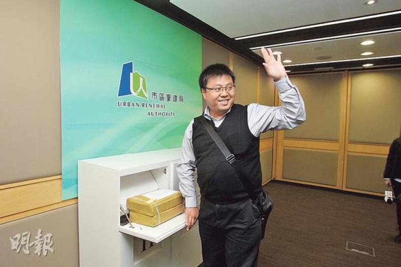市建局馬頭角新山道、炮仗街項目,昨接獲23份意向,為近5年來收到最多意向書的市建局項目,圖為永泰代表到場遞交意向書。(林俊源攝) 市建局馬頭角新山道、炮仗街項目,昨接獲23份意向,為近5年來收到最多意向書的市建局項目,圖為永泰代表到場遞交意向書。(林俊源攝)