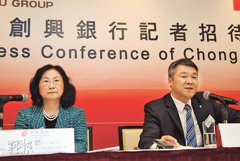 越秀集團董事長兼創銀主席張招興(右)昨於記者會上稱,不會更改創銀名稱,未來會維持該行在港上市地位;新上任的創銀副主席梁高美懿(左)則表示,今年計劃在廣東多開分行。(林俊源攝) 越秀集團董事長兼創銀主席張招興(右)昨於記者會上稱,不會更改創銀名稱,未來會維持該行在港上市地位;新上任的創銀副主席梁高美懿(左)則表示,今年計劃在廣東多開分行。(林俊源攝)