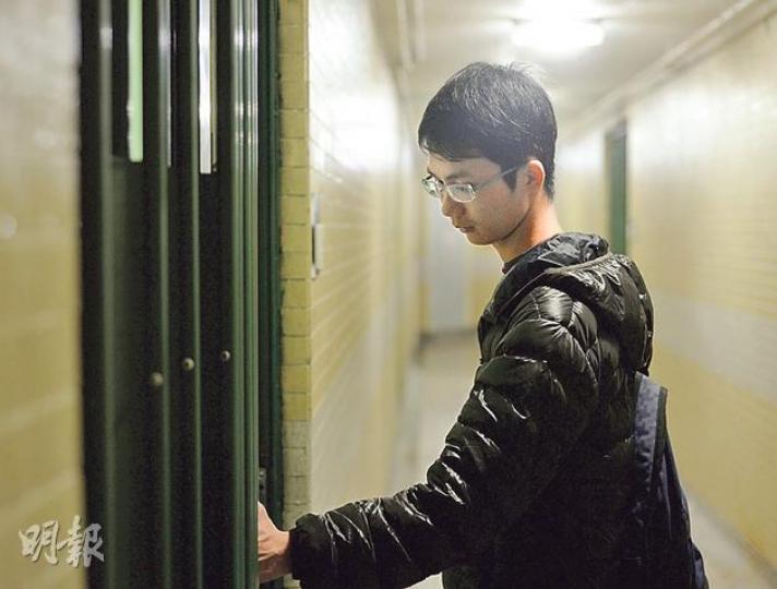 從事地區服務工作的22歲青年吳卓穎說,一直希望有獨立空間,3年前搬離家人租住劏房,但由於租金飈升,租住一年後退租,搬回葵涌與家人同住。他認為長策會報告沒提出具體措施幫青年上樓,以他月入約9000元計算,實難以負擔私樓甚至居屋。他4年前滿18歲後已申請公屋,但亦擔心未來隨着收入增加,他會被剔走,「到時變了兩頭唔到岸的夾心階層,公屋上不到,居屋買不到,難擁有自己居所」,期望政府能在房屋供應增加下重推首次置業貸款,助青年上車。(余俊亮攝)長策會昨向政府提交最終長策報告,身兼長策會主席的運輸及房屋局長張 從事地區服務工作的22歲青年吳卓穎說,一直希望有獨立空間,3年前搬離家人租住劏房,但由於租金飈升,租住一年後退租,搬回葵涌與家人同住。他認為長策會報告沒提出具體措施幫青年上樓,以他月入約9000元計算,實難以負擔私樓甚至居屋。他4年前滿18歲後已申請公屋,但亦擔心未來隨着收入增加,他會被剔走,「到時變了兩頭唔到岸的夾心階層,公屋上不到,居屋買不到,難擁有自己居所」,期望政府能在房屋供應增加下重推首次置業貸款,助青年上車。(余俊亮攝)長策會昨向政府提交最終長策報告,身兼長策會主席的運輸及房屋局長張