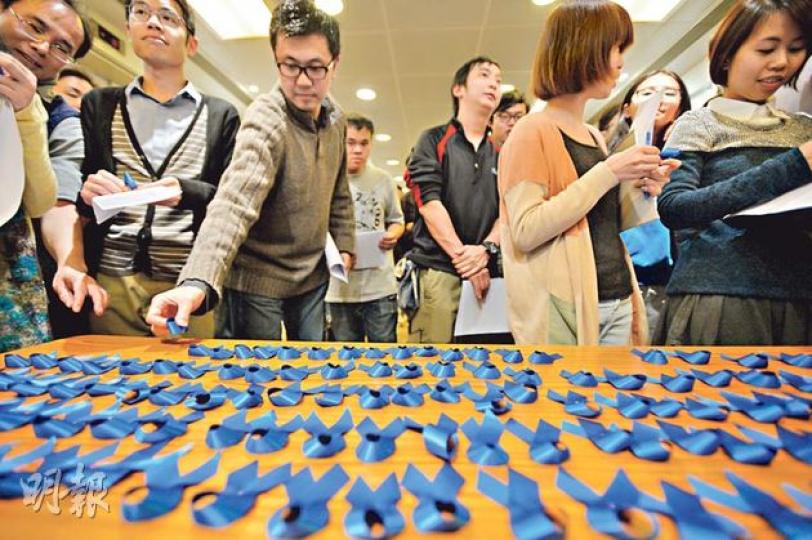 近百名明報員工昨出席員工大會,員工關注組宣布籌備成立明報職工協會,預計下月完成法定申請手續。員工昨日在橫額上掛上藍絲帶,象徵努力捍衛言論自由。(葉家豪攝) 近百名明報員工昨出席員工大會,員工關注組宣布籌備成立明報職工協會,預計下月完成法定申請手續。員工昨日在橫額上掛上藍絲帶,象徵努力捍衛言論自由。(葉家豪攝)