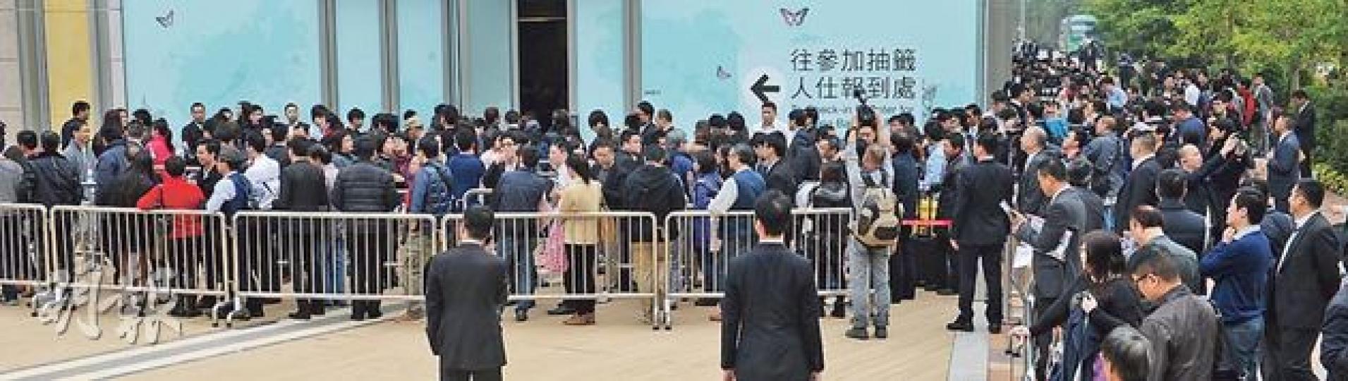新地劈價逾三成重推錦田爾巒,市場反應熱烈,項目昨日首推62伙,開售後約5小時內售罄。(劉焌陶攝)新地為吸引買家,特別租用爾巒現樓售樓處旁邊一塊私人空地,把其佈置成花園,並設有多個帳篷及旋轉木馬。但花園屬臨時私人地方,並非爾巒的一部分,發展商亦有標示指該地並非屋苑範圍。(劉焌陶攝)一位不願透露姓名的已退休買家表示,本身居於九龍,因鍾情爾巒是全新物業,加上環境優美,故斥資購屋苑入兩房單位。(李宛婷攝) 新地劈價逾三成重推錦田爾巒,市場反應熱烈,項目昨日首推62伙,開售後約5小時內售罄。(劉焌陶攝)新地為吸引買家,特別租用爾巒現樓售樓處旁邊一塊私人空地,把其佈置成花園,並設有多個帳篷及旋轉木馬。但花園屬臨時私人地方,並非爾巒的一部分,發展商亦有標示指該地並非屋苑範圍。(劉焌陶攝)一位不願透露姓名的已退休買家表示,本身居於九龍,因鍾情爾巒是全新物業,加上環境優美,故斥資購屋苑入兩房單位。(李宛婷攝)