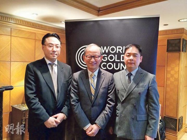 世界黃金協會的最新報告指出,去年金價大跌,但「中國大媽」積極入市,今年金價料平穩向上。圖為世界黃金協會遠東區投資總監劉中光(左起)、遠東區董事總經理鄭良豪及金飾業務總監曹曉銳。(陳子凌攝) 世界黃金協會的最新報告指出,去年金價大跌,但「中國大媽」積極入市,今年金價料平穩向上。圖為世界黃金協會遠東區投資總監劉中光(左起)、遠東區董事總經理鄭良豪及金飾業務總監曹曉銳。(陳子凌攝)