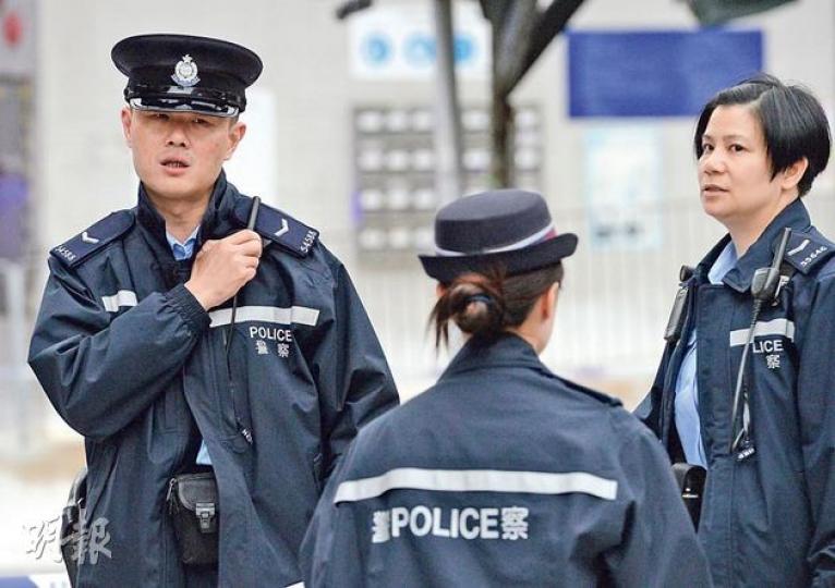 警務人員日常執行職務時,不時會遇到市民辱罵或態度不合作。警方將推出有關處理辱罵警務人員的程序指引,將來警員在勸喻和警告無效時,可以「阻差辦公」或「公眾地方行為不檢」執行拘捕。(劉焌陶攝) 警務人員日常執行職務時,不時會遇到市民辱罵或態度不合作。警方將推出有關處理辱罵警務人員的程序指引,將來警員在勸喻和警告無效時,可以「阻差辦公」或「公眾地方行為不檢」執行拘捕。(劉焌陶攝)