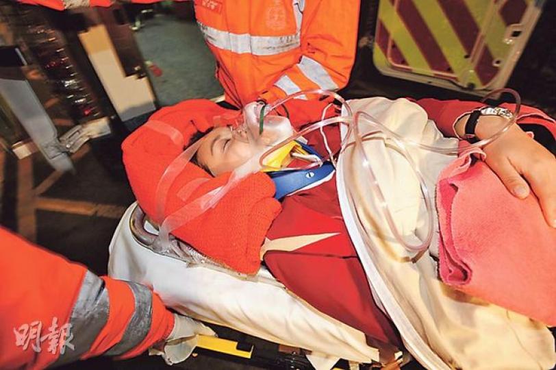 國泰航機遇氣流造成12人受傷,其中一名受傷空姐需戴上頸箍及氧氣罩送瑪嘉烈醫院治理。(衛永康攝) 國泰航機遇氣流造成12人受傷,其中一名受傷空姐需戴上頸箍及氧氣罩送瑪嘉烈醫院治理。(衛永康攝)