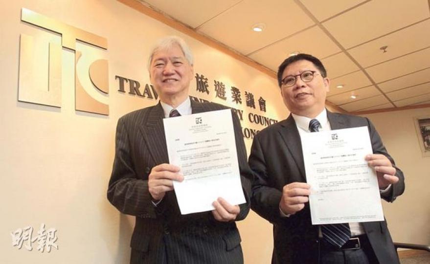 旅遊業議會總幹事董耀中(左)表示,早前接獲越南駐港總領事館回信,證實2月4日早上下龍灣港口有沉船意外,導致港口封閉一小時,解封後有3艘大型船舶繼續靠泊。圖右為旅遊業議會主席胡兆英。(李澤彤攝)(明報製圖) 旅遊業議會總幹事董耀中(左)表示,早前接獲越南駐港總領事館回信,證實2月4日早上下龍灣港口有沉船意外,導致港口封閉一小時,解封後有3艘大型船舶繼續靠泊。圖右為旅遊業議會主席胡兆英。(李澤彤攝)(明報製圖)
