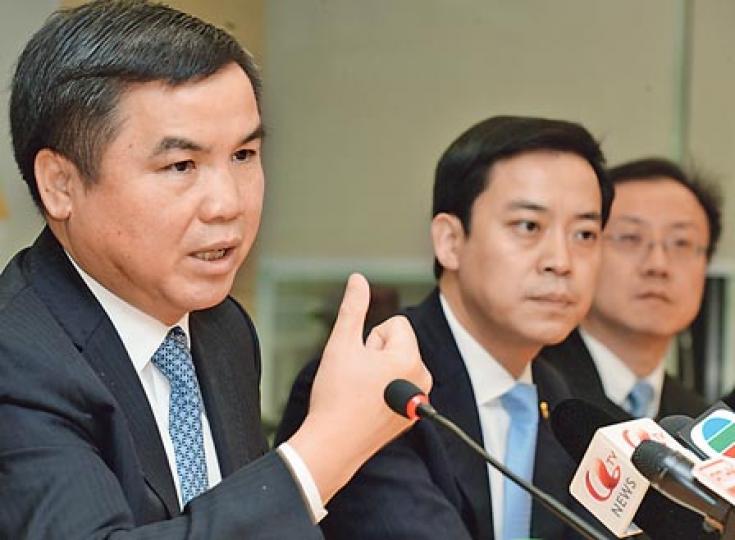 中壽海外副董事長兼總裁劉廷安(左)昨天表示,已分別斥資5000萬美元和1億美元入股阿里巴巴和京東商城。圖左二為副總裁于泳。(劉焌陶攝) 中壽海外副董事長兼總裁劉廷安(左)昨天表示,已分別斥資5000萬美元和1億美元入股阿里巴巴和京東商城。圖左二為副總裁于泳。(劉焌陶攝)