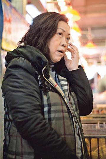 將軍澳居民陳女士說,女兒正在坐月,早前停售活雞令她無鮮雞補身,又怕冰鮮雞來歷不明而寧吃其他食品,昨日活雞復售後她即買了兩隻適齡雞及兩隻老雞。(盧翊銘攝) 將軍澳居民陳女士說,女兒正在坐月,早前停售活雞令她無鮮雞補身,又怕冰鮮雞來歷不明而寧吃其他食品,昨日活雞復售後她即買了兩隻適齡雞及兩隻老雞。(盧翊銘攝)