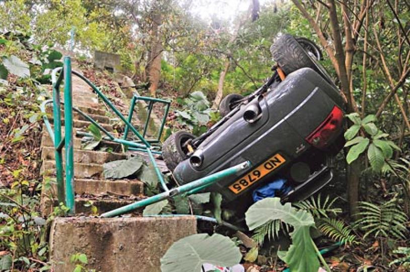 驚險車禍中,肇事跑車由路邊飛墜約5米山坡下「四輪朝天」,幸車上兩名學生在車滾落山坡前及時離開車廂,未有受傷。(湯俊彥攝)車禍中,肇事司機為19歲中六學生,因與同學及時爬出車廂未有受傷,等候警方調查時驚魂未定。(湯俊彥攝) 驚險車禍中,肇事跑車由路邊飛墜約5米山坡下「四輪朝天」,幸車上兩名學生在車滾落山坡前及時離開車廂,未有受傷。(湯俊彥攝)車禍中,肇事司機為19歲中六學生,因與同學及時爬出車廂未有受傷,等候警方調查時驚魂未定。(湯俊彥攝)