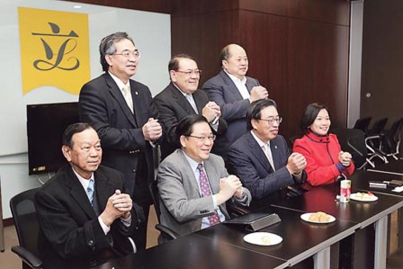 經民聯噚日同記者團拜,7個議員到齊,但喺樓市辣招上炮轟政府嘅石禮謙(後排中)就公然窒黨友林健鋒(前排左二),搞到林健鋒唔知點回應好。(郭慶輝攝) 經民聯噚日同記者團拜,7個議員到齊,但喺樓市辣招上炮轟政府嘅石禮謙(後排中)就公然窒黨友林健鋒(前排左二),搞到林健鋒唔知點回應好。(郭慶輝攝)