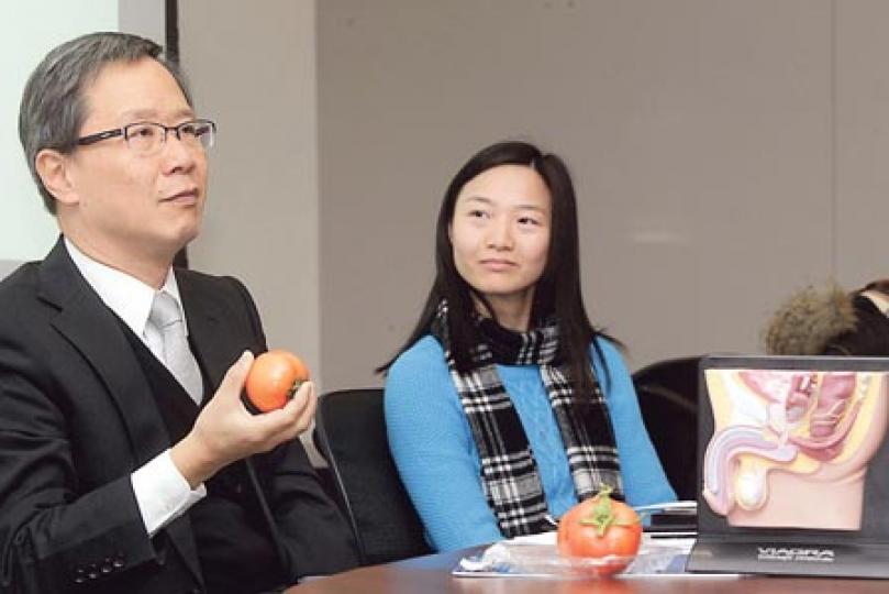 公民黨郭家麒(左)同浸大化學系講師嘅黨員麥嘉慧(右)話,番茄、石榴等蔬菜中都有茄紅素,經一般飲食已經可以吸收。(郭慶輝攝) 公民黨郭家麒(左)同浸大化學系講師嘅黨員麥嘉慧(右)話,番茄、石榴等蔬菜中都有茄紅素,經一般飲食已經可以吸收。(郭慶輝攝)