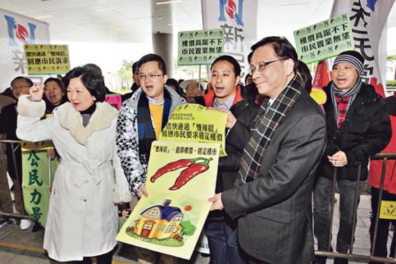 新民黨與公民力量要求盡快通過「雙辣招」。前左一為新民黨主席葉劉淑儀,前右一為運房局長張炳良。(郭慶輝攝) 新民黨與公民力量要求盡快通過「雙辣招」。前左一為新民黨主席葉劉淑儀,前右一為運房局長張炳良。(郭慶輝攝)