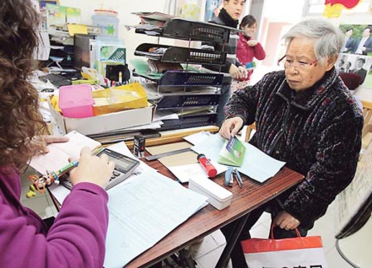 社會福利署日前向長者生活津貼「自動轉換」受惠人發放覆檢通知書,被批評宣傳不足令長者毫無準備。昨向區議員求助的陳婆婆(右)因為不清楚資產申報要求,即使行動不便亦花了個多小時「上落樓」準備文件。(李澤彤攝) 社會福利署日前向長者生活津貼「自動轉換」受惠人發放覆檢通知書,被批評宣傳不足令長者毫無準備。昨向區議員求助的陳婆婆(右)因為不清楚資產申報要求,即使行動不便亦花了個多小時「上落樓」準備文件。(李澤彤攝)