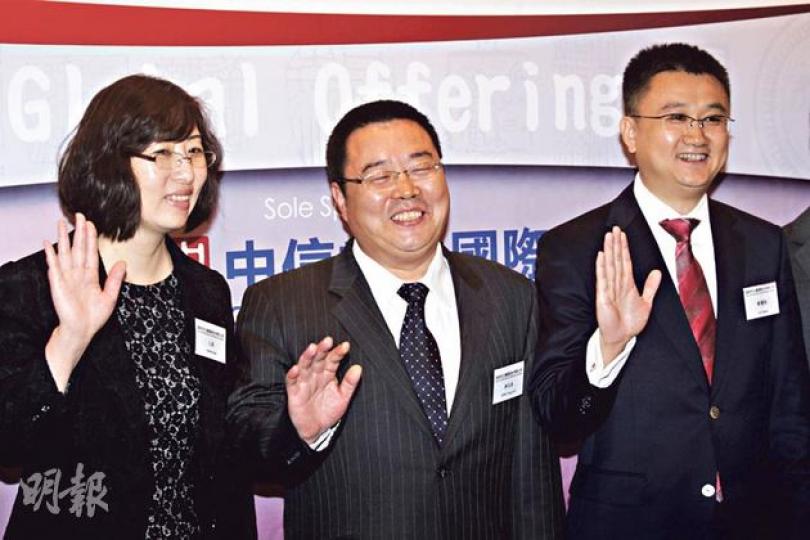 保利文化（3636）昨日舉行推介會，市傳機構投資者反應熱烈，國際配售已超額逾6倍，圖為首席財務官王蔚（左起）、首席執行官蔣迎春及副總裁柳德斌。（郭慶輝攝）