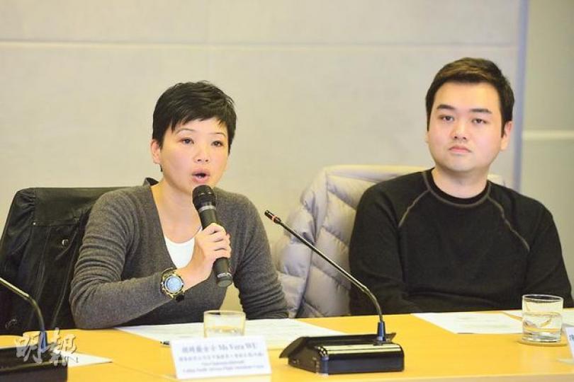 有調查發現，27%受訪空服員過去一年內於機艙當值時曾受性騷擾。圖為國泰空中服務員工會副主席胡綺薇（左）和英航香港機艙服務員工會理事陳鈞文（右）。（黃志東攝）