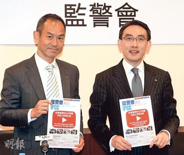 監警會副秘書長梅達明(左)及監警會主席翟紹唐(右)介紹該會第11期通訊,宣布在YouTube設立「監警會頻道」等推廣其監察警隊的工作。(李紹昌攝) 監警會副秘書長梅達明(左)及監警會主席翟紹唐(右)介紹該會第11期通訊,宣布在YouTube設立「監警會頻道」等推廣其監察警隊的工作。(李紹昌攝)