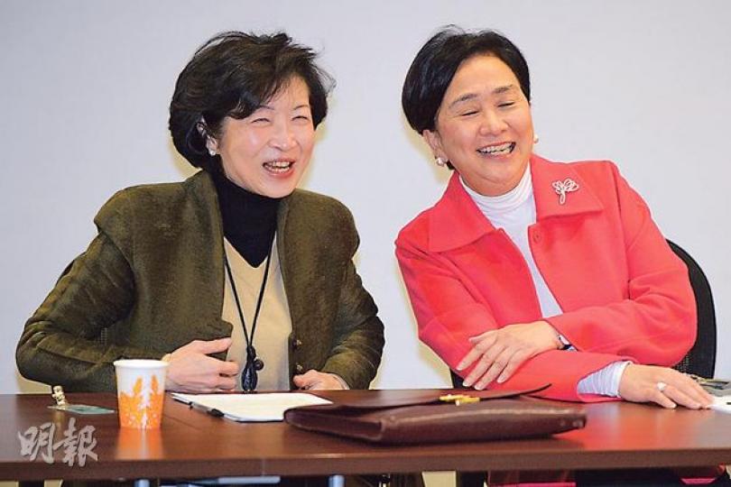 行政會議成員羅范椒芬（左）昨晚與民主黨約20名中委，包括主席劉慧卿（右）會面約一個半小時，討論政改。羅范椒芬形容會面氣氛良好。（葉家豪攝）