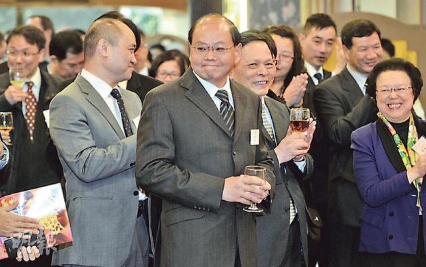 警務處長曾偉雄(前)昨表示,希望警方和市民能互相尊重,可惜近來事與願違,出現愈來愈多辱警或阻礙警員執行職務情况,故警方計劃稍後推出指引,協助警員處理被語言侮罵的情况。(余俊亮攝) 警務處長曾偉雄(前)昨表示,希望警方和市民能互相尊重,可惜近來事與願違,出現愈來愈多辱警或阻礙警員執行職務情况,故警方計劃稍後推出指引,協助警員處理被語言侮罵的情况。(余俊亮攝)