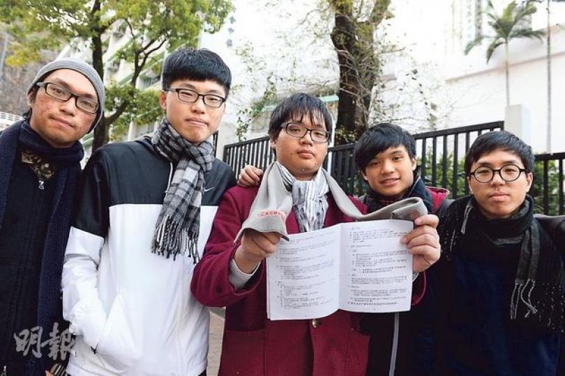 楊思毅（左一）等4名中國婦女會中學校友及該校中六生廖同學（中）一同製作短片，放上互聯網，希望學校准許學生在超過13℃時戴頸巾上學。他們又指學校指定的頸巾款式（廖同學所戴灰色頸巾）單薄，嚴寒天氣中不足以保暖。（劉焌陶攝）