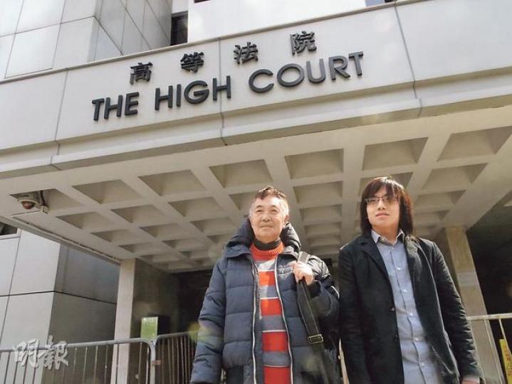 市民郭卓堅（左）及社民連成員林翰飛（右）透過法援，就港視不獲發免費電視牌照提出司法覆核，昨雙雙到法庭進行指示聆訊。（陳倢朗攝）