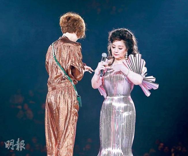 小鳳姐即席脫下金戒指。(攝影:孫華中)小鳳姐送上一對金戒指給Sammi及許志安。(攝影:孫華中)Sammi見到小鳳姐立即飛撲擁抱。(攝影:孫華中)徐小鳳姐在encore環節穿上經典波波裙,令歌迷大飽眼福。(攝影:孫華中)Sammi戴上徐小鳳送的一對金戒指,其中一隻將轉送給未婚夫許志安。(攝影:孫華中)徐小鳳與粉絲握手大受歡迎。(攝影:孫華中)小鳳姐的舞台服裝依舊非常華麗。(攝影:孫華中)小鳳姐跟着排舞師指導做出郭富城的揼心口姿勢。(攝影:孫華中) 小鳳姐即席脫下金戒指。(攝影:孫華中)小鳳姐送上一對金戒指給Sammi及許志安。(攝影:孫華中)Sammi見到小鳳姐立即飛撲擁抱。(攝影:孫華中)徐小鳳姐在encore環節穿上經典波波裙,令歌迷大飽眼福。(攝影:孫華中)Sammi戴上徐小鳳送的一對金戒指,其中一隻將轉送給未婚夫許志安。(攝影:孫華中)徐小鳳與粉絲握手大受歡迎。(攝影:孫華中)小鳳姐的舞台服裝依舊非常華麗。(攝影:孫華中)小鳳姐跟着排舞師指導做出郭富城的揼心口姿勢。(攝影:孫華中)