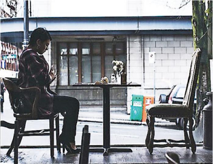 欣宜在加拿大獨坐咖啡店懷念與母親相處的日子。(微博圖片) 欣宜在加拿大獨坐咖啡店懷念與母親相處的日子。(微博圖片)