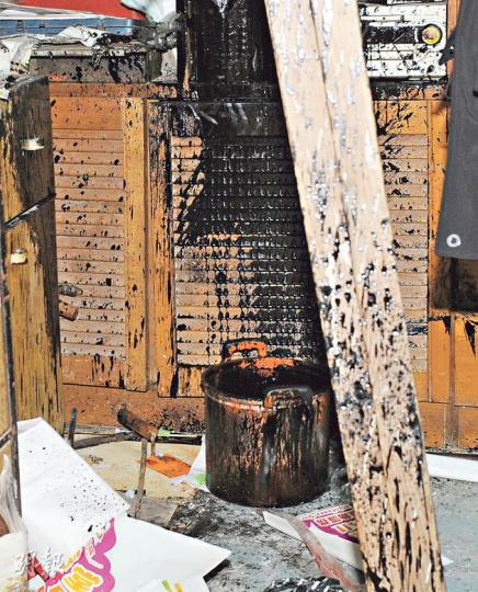「打邊爐」氣樽誤跌進盛有滾燙中藥膏的金屬煲內,受熱爆炸,灼熱藥膏四濺,中醫師首當其衝被藥膏黏滿身灼傷。(蔡方山攝) 發生爆炸的氣體樽被炸開3份,全部沾滿藥膏及嚴重扭曲。(蔡方山攝) 澤安邨華澤樓互助委員會火警,居民梁女士(右圖)的兒子腳部扭傷,曾向陳錦禮醫師(左圖)求醫,敷用其祖傳配方跌打藥後痊癒。(湯俊彥攝) 「打邊爐」氣樽誤跌進盛有滾燙中藥膏的金屬煲內,受熱爆炸,灼熱藥膏四濺,中醫師首當其衝被藥膏黏滿身灼傷。(蔡方山攝) 發生爆炸的氣體樽被炸開3份,全部沾滿藥膏及嚴重扭曲。(蔡方山攝) 澤安邨華澤樓互助委員會火警,居民梁女士(右圖)的兒子腳部扭傷,曾向陳錦禮醫師(左圖)求醫,敷用其祖傳配方跌打藥後痊癒。(湯俊彥攝)