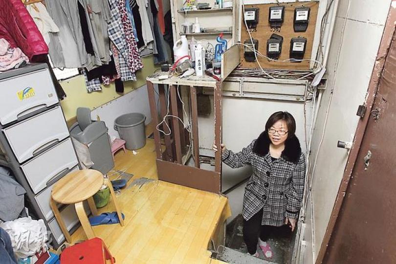傅女士(圖)與叔公兩家14口住在約600呎的雙層天台屋,屋內十分擠迫,她希望市建局收樓後,可安置他們上公屋。(李紹昌攝) 傅女士稱家中有5、6張這樣的碌架牀,她表示由於房間有限,夜晚睡覺需「孖鋪」,家姑有時由內地來港探望他們,只能睡客廳。(田青青攝) 市建局重建深水埗青山道、元州街和東京街交界一排有16個街號的舊樓。該列樓宇結構殘破,天台迫滿逾20間僭建屋。其中傅女士約600呎的雙層天台屋(紅框示)稱聲住了14人,擔心業權不被承認會失去家園。(葉家豪攝) 傅女士(圖)與叔公兩家14口住在約600呎的雙層天台屋,屋內十分擠迫,她希望市建局收樓後,可安置他們上公屋。(李紹昌攝) 傅女士稱家中有5、6張這樣的碌架牀,她表示由於房間有限,夜晚睡覺需「孖鋪」,家姑有時由內地來港探望他們,只能睡客廳。(田青青攝) 市建局重建深水埗青山道、元州街和東京街交界一排有16個街號的舊樓。該列樓宇結構殘破,天台迫滿逾20間僭建屋。其中傅女士約600呎的雙層天台屋(紅框示)稱聲住了14人,擔心業權不被承認會失去家園。(葉家豪攝)