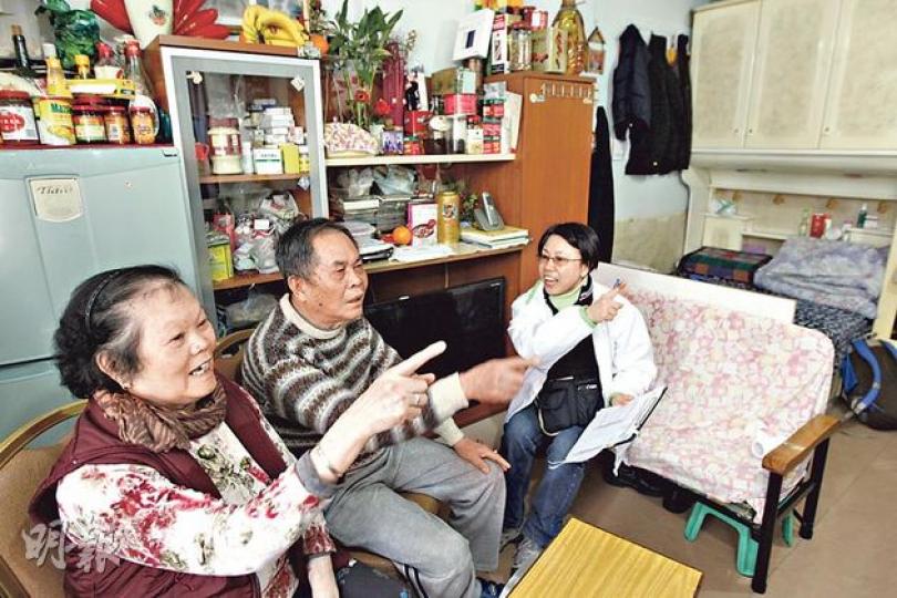 市建局職員(右一)昨日上門進行人口凍結登記,業主梁先生(中)表示歡迎重建,他的單位面積逾1000呎,希望市建局收購價達到每呎1萬元左右。(李紹昌攝) 市建局職員(右一)昨日上門進行人口凍結登記,業主梁先生(中)表示歡迎重建,他的單位面積逾1000呎,希望市建局收購價達到每呎1萬元左右。(李紹昌攝)