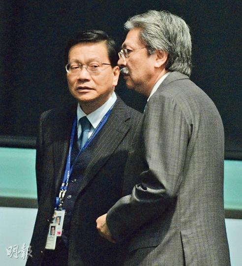 財政司長曾俊華(右)昨日到立法會,呼籲議員大局為重,支持《2012年印花稅(修訂)條例草案》,指如果草案被否決,將令市場出現震盪。左為運房局長張炳良。(劉焌陶攝) 曾表示會於三讀時投贊成票的工黨,其成員何秀蘭昨傍晚突然發出「最後通牒」,表示未決定立場,要求政府將調整稅率的口頭承諾寫入法例。(余俊亮攝) 財政司長曾俊華(右)昨日到立法會,呼籲議員大局為重,支持《2012年印花稅(修訂)條例草案》,指如果草案被否決,將令市場出現震盪。左為運房局長張炳良。(劉焌陶攝) 曾表示會於三讀時投贊成票的工黨,其成員何秀蘭昨傍晚突然發出「最後通牒」,表示未決定立場,要求政府將調整稅率的口頭承諾寫入法例。(余俊亮攝)