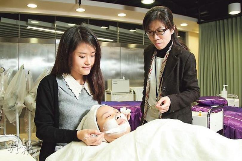 22歲的陳雅倩(Chloe,左一),4年前中五畢業後報讀柴灣專業教育學院(IVE)的美容科學高級文憑課程,發掘到自己專長。導師姜艷媚(右)說,課程每年平均招收近40名學生,剛過去一屆便有4名男學員,據悉為改善身形而報讀。(林俊源攝) 22歲的陳雅倩(Chloe,左一),4年前中五畢業後報讀柴灣專業教育學院(IVE)的美容科學高級文憑課程,發掘到自己專長。導師姜艷媚(右)說,課程每年平均招收近40名學生,剛過去一屆便有4名男學員,據悉為改善身形而報讀。(林俊源攝)
