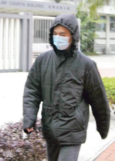 初為人父的懲教員謝煒俊(圖)被裁定於小巴上非禮女乘客罪成,判囚21日,獲准保釋等候上訴。他離開荃灣裁判法院時戴上口罩並急步而行,其間不發一言。(黃建邦攝) 初為人父的懲教員謝煒俊(圖)被裁定於小巴上非禮女乘客罪成,判囚21日,獲准保釋等候上訴。他離開荃灣裁判法院時戴上口罩並急步而行,其間不發一言。(黃建邦攝)
