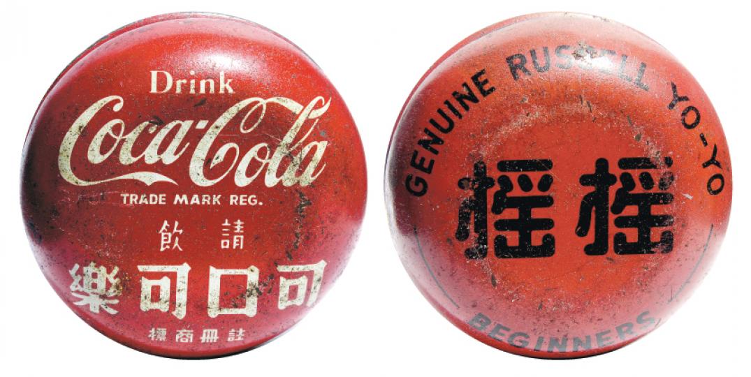 1960年代,可口可樂與羅素搖搖推出的第一款搖搖,全金屬製造(包括鐵心軸承),非常罕有,Ken也只見過這一個,曾有人出價五千元求割愛,Ken也不為所動。(圖為搖搖的兩面圖案)(陳淑安攝) 聖誕搖搖 - 圖中四款聖誕版羅素搖搖是非賣品,是Ken於羅素搖搖公司擔任表演隊成員時,公司每年送贈的聖誕紀念品。(右上起順時針:93、95、96及98年,未有估價)(陳淑安攝) 雪碧搖搖﹕除了可樂羅素搖搖外,還有同廠推出的雪碧及芬達羅素搖搖,圖中便是一款有40年歷史的圓邊木心軸承雪碧羅素搖搖。(未有估價)(陳淑 1960年代,可口可樂與羅素搖搖推出的第一款搖搖,全金屬製造(包括鐵心軸承),非常罕有,Ken也只見過這一個,曾有人出價五千元求割愛,Ken也不為所動。(圖為搖搖的兩面圖案)(陳淑安攝) 聖誕搖搖 - 圖中四款聖誕版羅素搖搖是非賣品,是Ken於羅素搖搖公司擔任表演隊成員時,公司每年送贈的聖誕紀念品。(右上起順時針:93、95、96及98年,未有估價)(陳淑安攝) 雪碧搖搖﹕除了可樂羅素搖搖外,還有同廠推出的雪碧及芬達羅素搖搖,圖中便是一款有40年歷史的圓邊木心軸承雪碧羅素搖搖。(未有估價)(陳淑