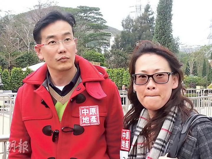 爾巒3號籌買家李氏夫婦﹕以400餘萬元購入一個「港人港樓」400餘方呎單位,擬作投資用,如發展商無提供稅項補貼優惠,就會考慮其他樓盤或投資工具。(林可為攝)新地錦田爾巒昨開展次輪銷售,場面雖未如首輪銷售時熾熱,但85個可售的單位依然清袋。爾巒今日會推出20個特色戶應市。(胡景禧攝) 爾巒3號籌買家李氏夫婦﹕以400餘萬元購入一個「港人港樓」400餘方呎單位,擬作投資用,如發展商無提供稅項補貼優惠,就會考慮其他樓盤或投資工具。(林可為攝)新地錦田爾巒昨開展次輪銷售,場面雖未如首輪銷售時熾熱,但85個可售的單位依然清袋。爾巒今日會推出20個特色戶應市。(胡景禧攝)