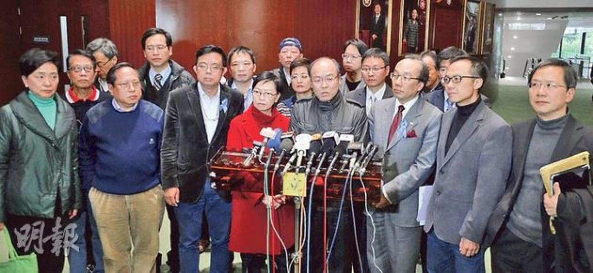 泛民21名議員昨日選舉以缺席不投票向政府表達不滿。泛民召集人馮檢基(前右四)表示,泛民議員並不想推倒雙辣招,因這對冷卻熾熱樓市有直接幫助,但泛民不能接受政府只用承諾而不用立法程序去修訂法例,破壞程序公義、破壞行政立法關係,故採用離場抗議方式表達不滿。(鄧宗弘攝)(明報製圖)(明報製圖) 泛民21名議員昨日選舉以缺席不投票向政府表達不滿。泛民召集人馮檢基(前右四)表示,泛民議員並不想推倒雙辣招,因這對冷卻熾熱樓市有直接幫助,但泛民不能接受政府只用承諾而不用立法程序去修訂法例,破壞程序公義、破壞行政立法關係,故採用離場抗議方式表達不滿。(鄧宗弘攝)(明報製圖)(明報製圖)