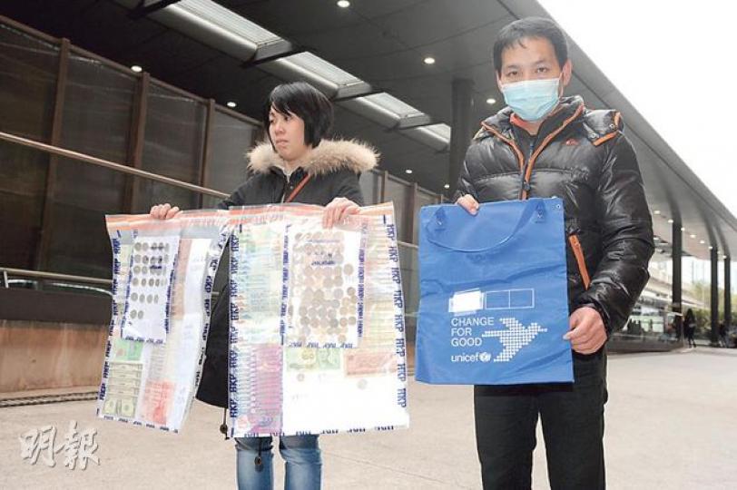 警方在疑犯身上搜出10多個國家的貨幣,共值逾2000港元,並展示收集善款的布袋。(樊銳昌攝)在機場從事行李服務員逾10年的曾姓男子(中),涉嫌偷走「零錢布施」內的善款,昨被帶署拘查。(樊銳昌攝) 警方在疑犯身上搜出10多個國家的貨幣,共值逾2000港元,並展示收集善款的布袋。(樊銳昌攝)在機場從事行李服務員逾10年的曾姓男子(中),涉嫌偷走「零錢布施」內的善款,昨被帶署拘查。(樊銳昌攝)